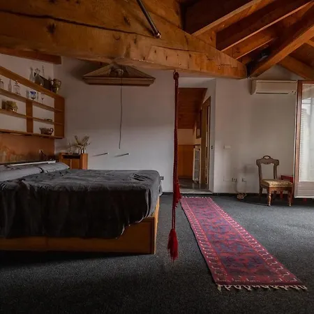 Lovely Attic Apartment *
